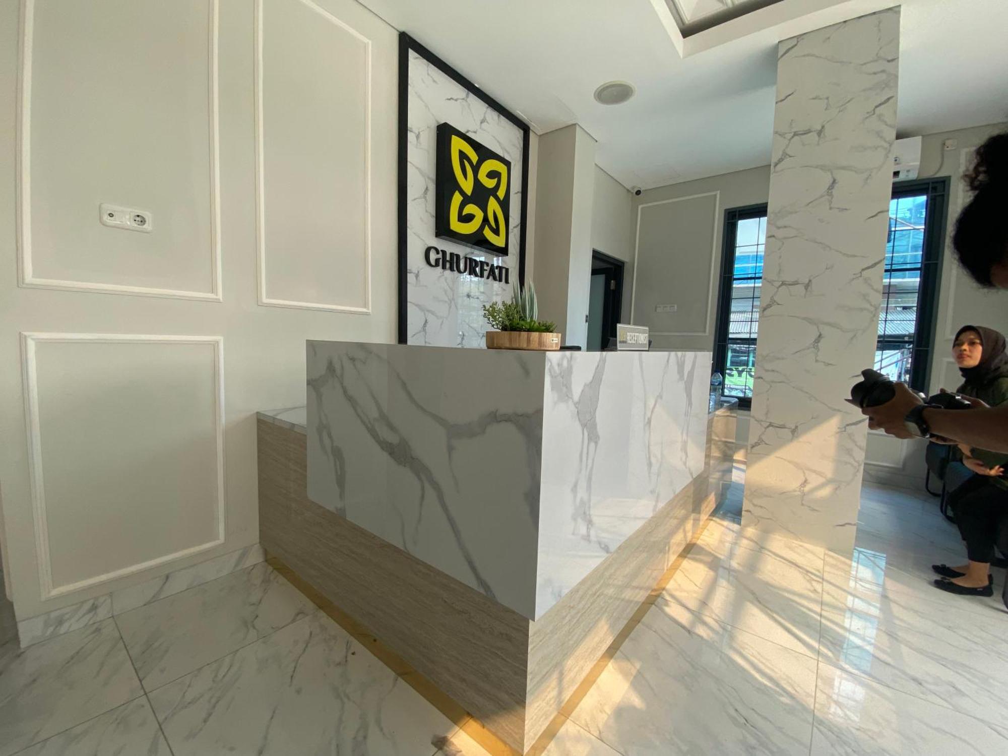 Ghurfati Hotel Wedana Джакарта Екстериор снимка