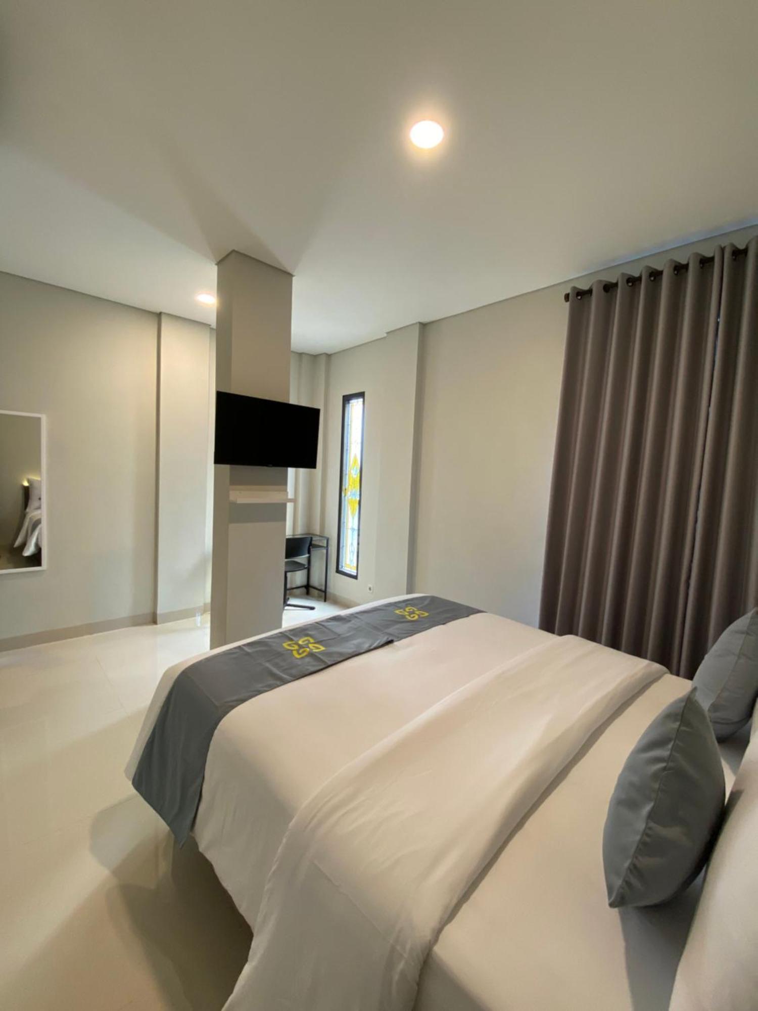 Ghurfati Hotel Wedana Джакарта Екстериор снимка