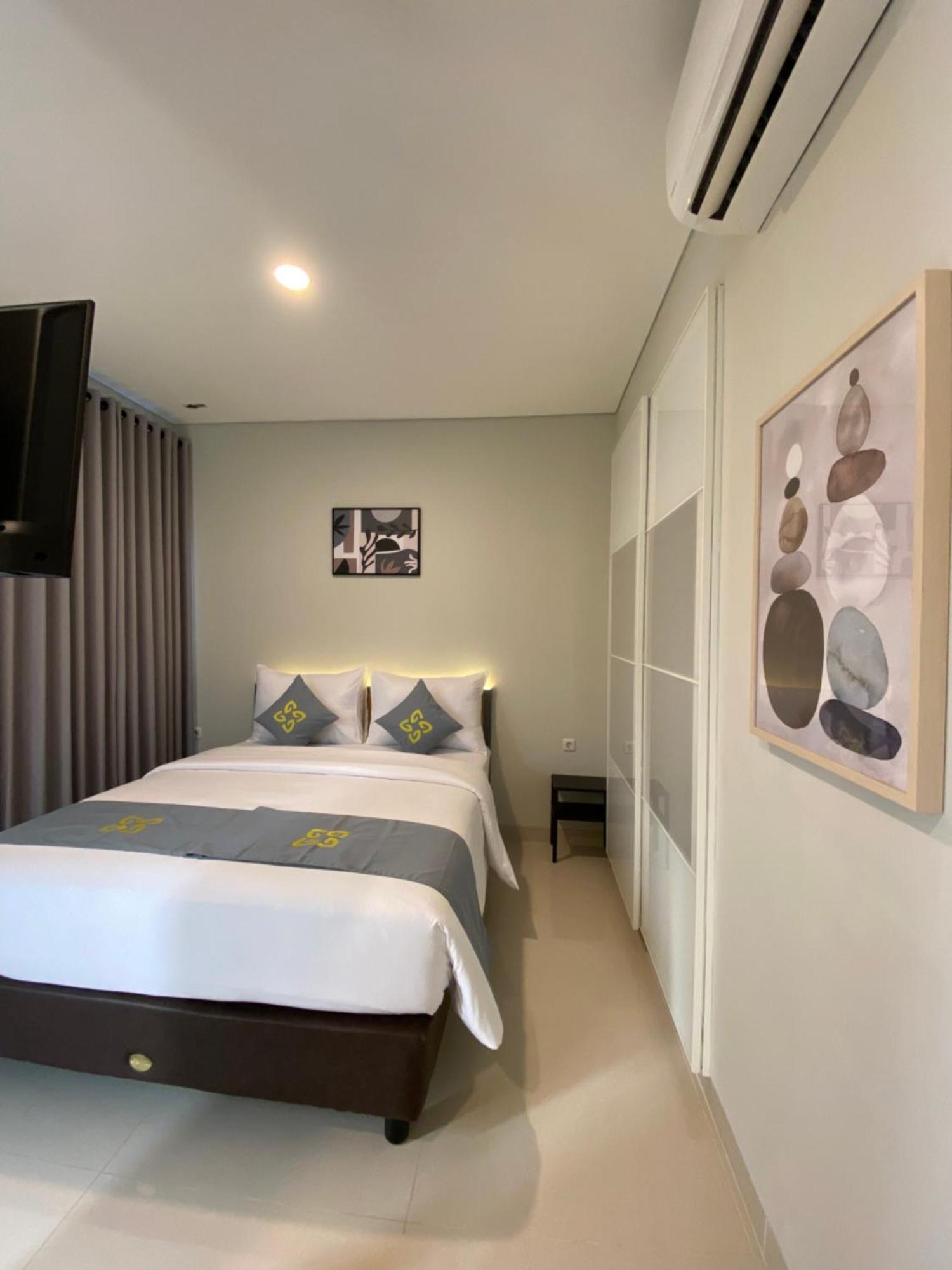 Ghurfati Hotel Wedana Джакарта Екстериор снимка