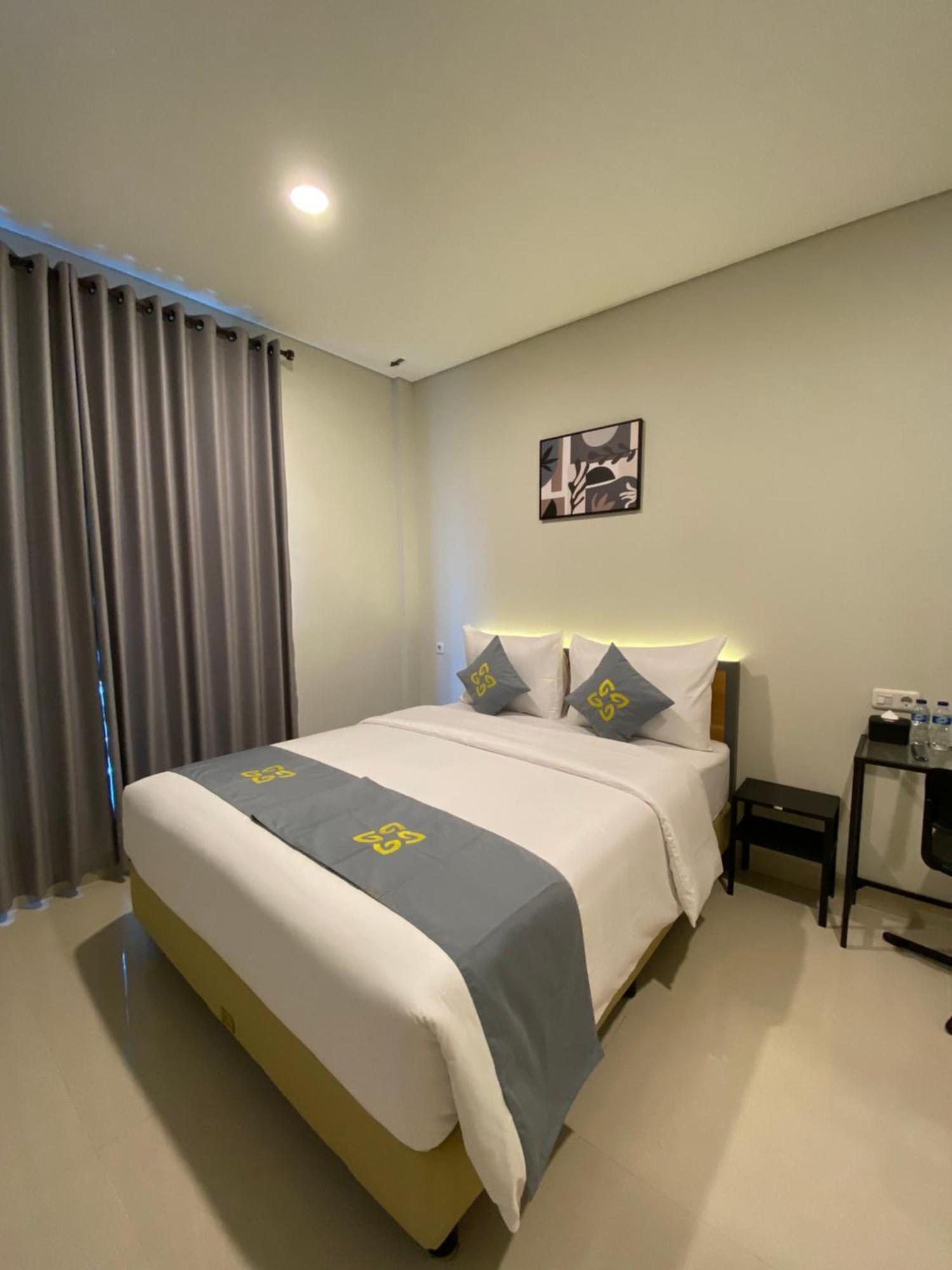 Ghurfati Hotel Wedana Джакарта Екстериор снимка