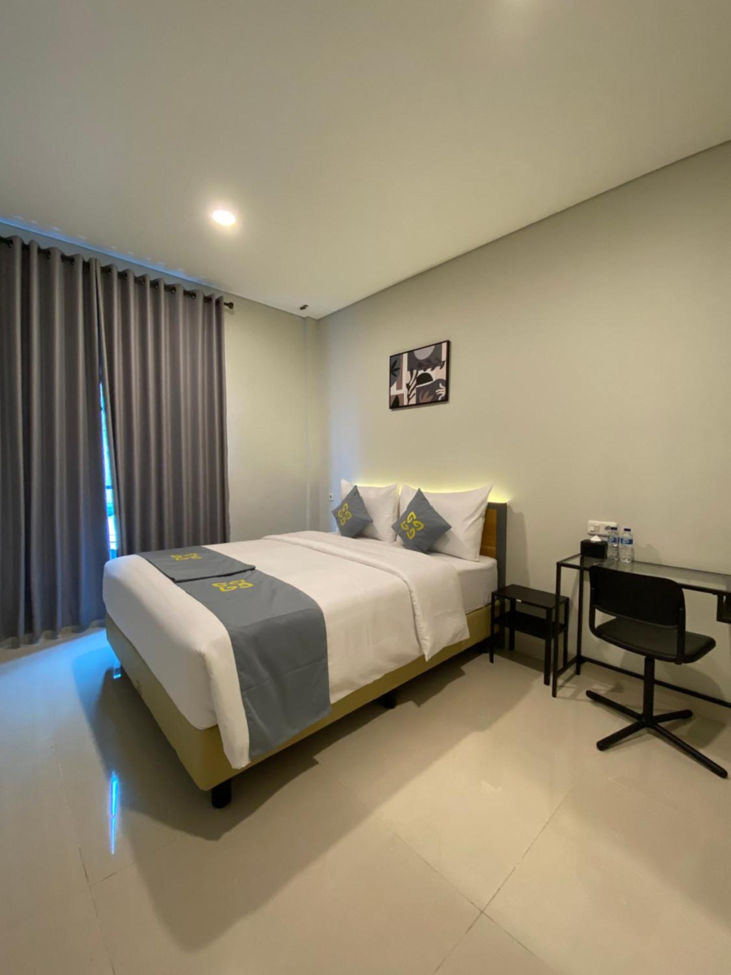 Ghurfati Hotel Wedana Джакарта Екстериор снимка