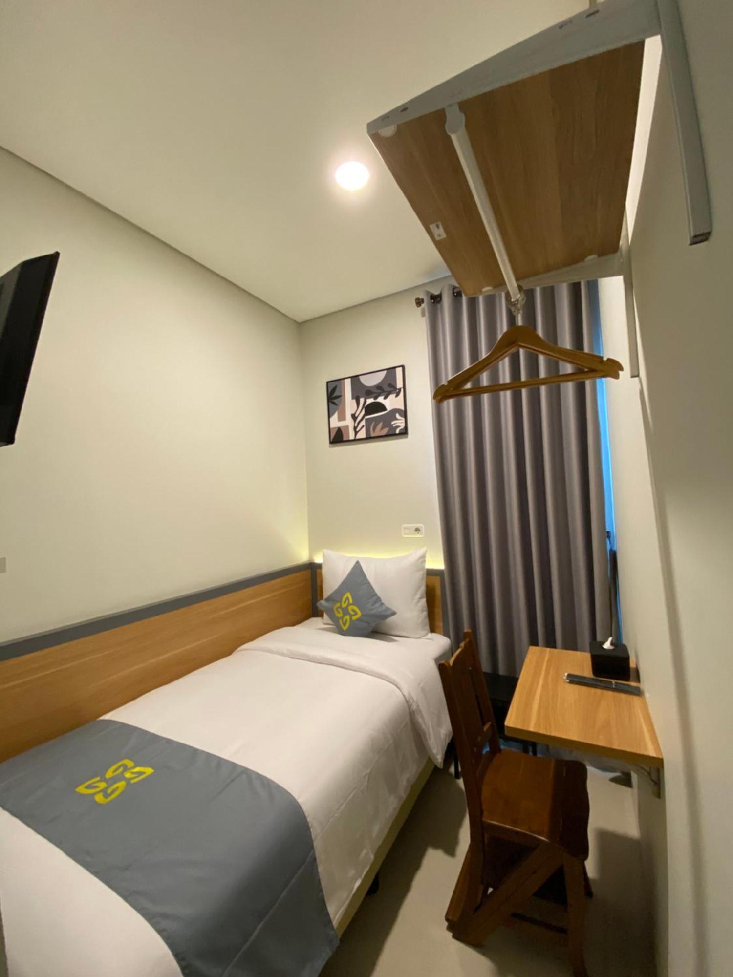 Ghurfati Hotel Wedana Джакарта Екстериор снимка