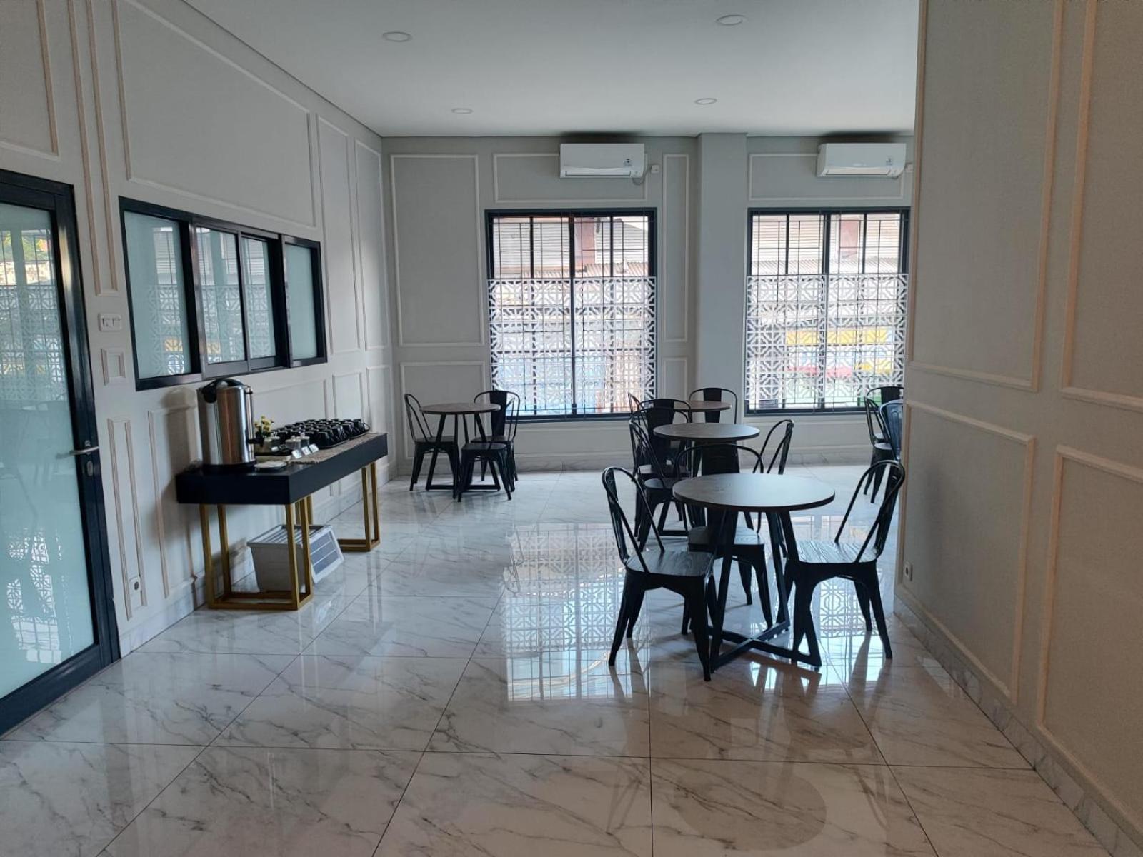 Ghurfati Hotel Wedana Джакарта Екстериор снимка